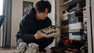 長期間保管していたスニーカーやバッシュを確認する日本人男性